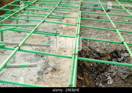 Epoxidbeschichteter Bewehrungsstahl wird in Beton verwendet, der korrosiven Bedingungen ausgesetzt ist. Dazu kann die Exposition gegenüber Enteisungssalzen oder Meeresumgebungen gehören. Stockfoto