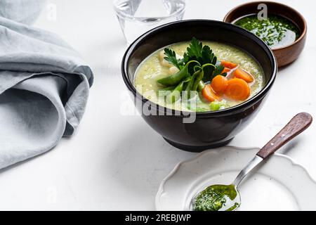 Minestronsuppe mit Petersilie-Pesto-Sauce, Gemüsesahne, gesunde vegane Mahlzeit, Nahaufnahme Stockfoto