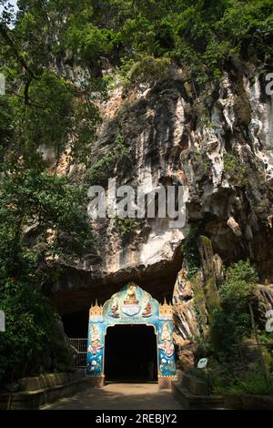 Eingangstür zum Wat Tham Suwan Khuha oder zur Goldenen Höhle in der Provinz Phang Nga in Thailand. Stockfoto