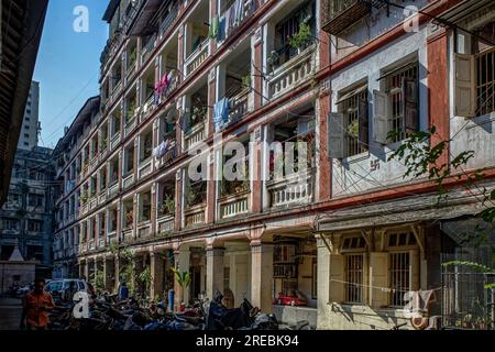 11 04 2018 Jahre altes altes Haus, vierstöckige Chawl-Kultur Swami Samarth Nagar Mugbhat Lane Thakurdwar zerstörte jetzt Mumbai Maharashtra INDIEN Stockfoto