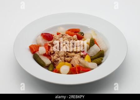 Mediterraner Thunfischsalat. Gemüse Sommersalat mit Thunfisch. Stockfoto