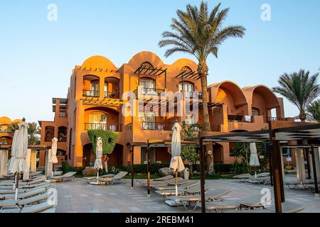 MAKADI BAY EGYPT 30.05.2018 Touristen entspannen sich am Pool im Hotel TUI Blue Sensimar Hurghada. Stockfoto