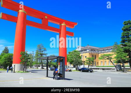 Otorii (großes Tor) des Heian-Jingu-Schreins und des Kyoto Municipal Museum of Art Stockfoto