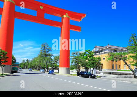 Otorii (großes Tor) des Heian-Jingu-Schreins und des Kyoto Municipal Museum of Art Stockfoto