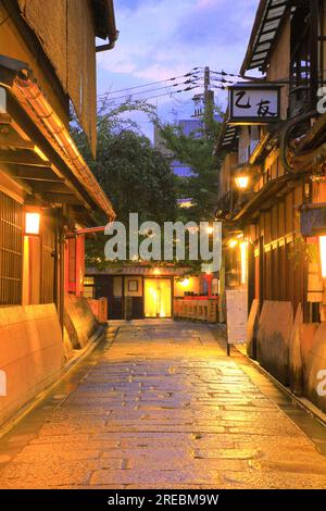 Abenddämmerung in Gion im Sommer Stockfoto