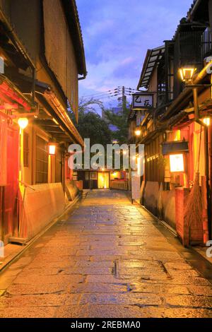 Abenddämmerung in Gion im Sommer Stockfoto