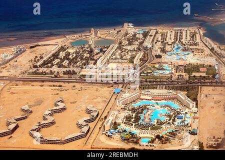 Luftaufnahme der Küste des Roten Meeres in Hurghada, Ägypten, mit vielen Hotels Bucht außerhalb der Flugzeuglandung. Stockfoto