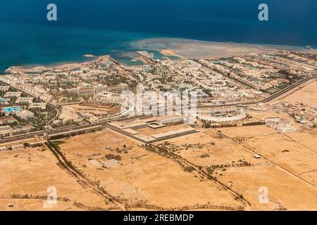 Luftaufnahme der Küste des Roten Meeres in Hurghada, Ägypten, mit vielen Hotels Bucht außerhalb der Flugzeuglandung. Stockfoto