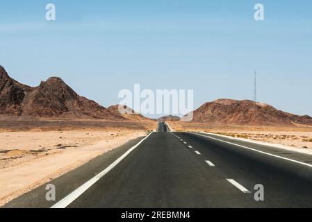 Wüstenstraße im Sinai-Berg von luxor nach kairo in Ägypten. Stockfoto