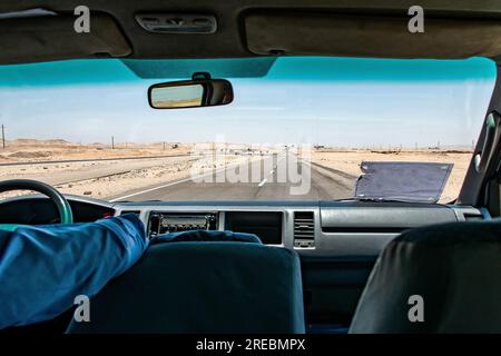 Wüstenstraße im Sinai-Berg von luxor nach kairo in Ägypten. Stockfoto