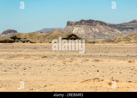 Wüstenstraße im Sinai-Berg von luxor nach kairo in Ägypten. Stockfoto