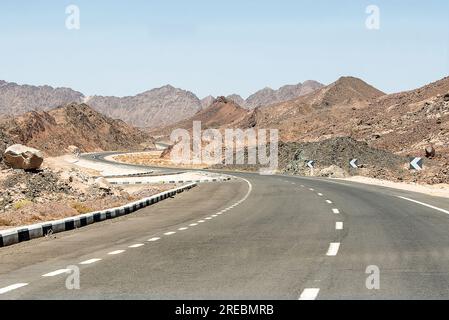 Wüstenstraße im Sinai-Berg von luxor nach kairo in Ägypten. Stockfoto