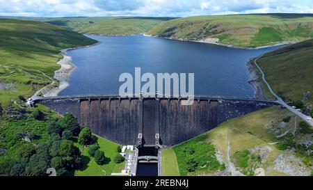 Blick auf die Drohne auf den Claerwen Dam und Stausee, Elan Valley, Rhayader, Wales Stockfoto