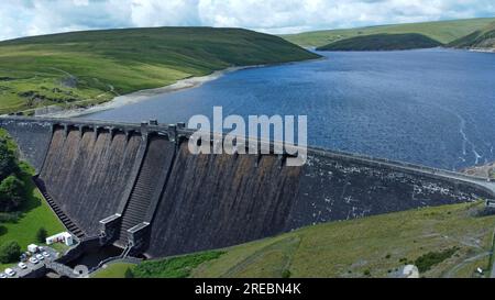 Blick auf die Drohne auf den Claerwen Dam und Stausee, Elan Valley, Rhayader, Wales Stockfoto