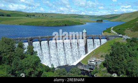 Blick von der Drohne auf Craig Goch Dam und Stausee, Elan Valley, Rhayader, Wales Stockfoto