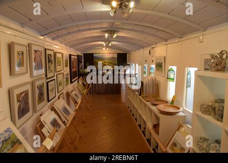 Gemälde in einer restaurierten Eisenbahnwaggon der Great Western Railway an der ehemaligen Erwood Station am River Wye, heute ein Kunst- und Kunsthandwerkszentrum, Powys. Stockfoto