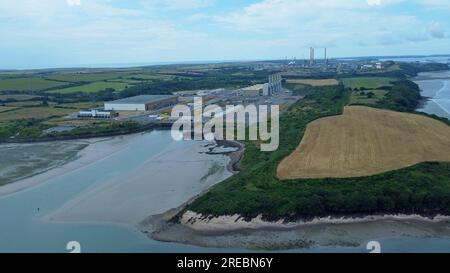 Drohnenansicht des Kraftwerks Pembroke, Einer CCGT-Gasturbinenanlage im Eigentum von RWE, Pembrokeshire, Wales Stockfoto