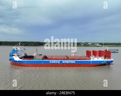 Ein Elektro-Containerschiff mit einer Kapazität von 700 TEUs wird am 26. Juli 2023 in Yangzhou City in der ostchinesischen Provinz Jiangsu gestartet. Stockfoto