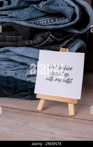 SCHNELLE MODE PASST NICHT ZU MEINEM OUTFIT Text auf Papier Zettel zu Jeans Bekleidung Sortiment Second Hand nachhaltiges Shopping. Kapsel-Minimalgarderobe. Nachhaltiger Überkonsum von Mode, bewusster Konsum, langsames Modekonzept. Abfallarmes Leben Stockfoto