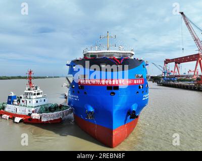 Ein Elektro-Containerschiff mit einer Kapazität von 700 TEUs wird am 26. Juli 2023 in Yangzhou City in der ostchinesischen Provinz Jiangsu gestartet. Stockfoto