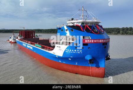 Ein Elektro-Containerschiff mit einer Kapazität von 700 TEUs wird am 26. Juli 2023 in Yangzhou City in der ostchinesischen Provinz Jiangsu gestartet. Stockfoto