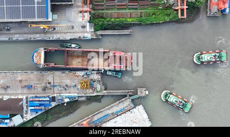 Ein Elektro-Containerschiff mit einer Kapazität von 700 TEUs wird am 26. Juli 2023 in Yangzhou City in der ostchinesischen Provinz Jiangsu gestartet. Stockfoto