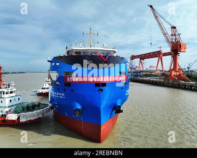 Ein Elektro-Containerschiff mit einer Kapazität von 700 TEUs wird am 26. Juli 2023 in Yangzhou City in der ostchinesischen Provinz Jiangsu gestartet. Stockfoto