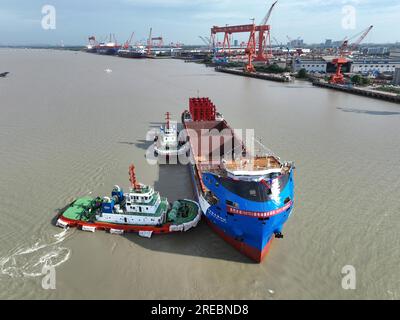 Ein Elektro-Containerschiff mit einer Kapazität von 700 TEUs wird am 26. Juli 2023 in Yangzhou City in der ostchinesischen Provinz Jiangsu gestartet. Stockfoto