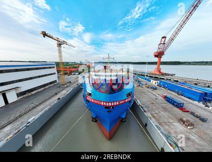 Ein Elektro-Containerschiff mit einer Kapazität von 700 TEUs wird am 26. Juli 2023 in Yangzhou City in der ostchinesischen Provinz Jiangsu gestartet. Stockfoto