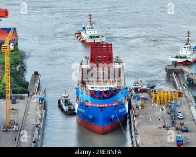 Ein Elektro-Containerschiff mit einer Kapazität von 700 TEUs wird am 26. Juli 2023 in Yangzhou City in der ostchinesischen Provinz Jiangsu gestartet. Stockfoto