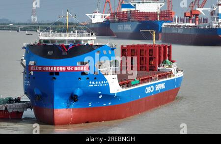 Ein Elektro-Containerschiff mit einer Kapazität von 700 TEUs wird am 26. Juli 2023 in Yangzhou City in der ostchinesischen Provinz Jiangsu gestartet. Stockfoto