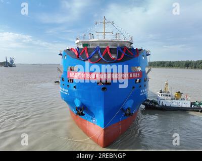 Ein Elektro-Containerschiff mit einer Kapazität von 700 TEUs wird am 26. Juli 2023 in Yangzhou City in der ostchinesischen Provinz Jiangsu gestartet. Stockfoto