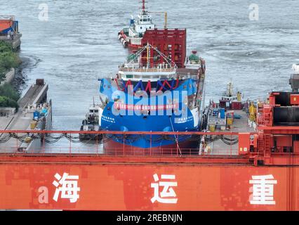 Ein Elektro-Containerschiff mit einer Kapazität von 700 TEUs wird am 26. Juli 2023 in Yangzhou City in der ostchinesischen Provinz Jiangsu gestartet. Stockfoto