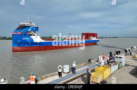 Ein Elektro-Containerschiff mit einer Kapazität von 700 TEUs wird am 26. Juli 2023 in Yangzhou City in der ostchinesischen Provinz Jiangsu gestartet. Stockfoto