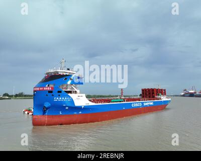 Ein Elektro-Containerschiff mit einer Kapazität von 700 TEUs wird am 26. Juli 2023 in Yangzhou City in der ostchinesischen Provinz Jiangsu gestartet. Stockfoto