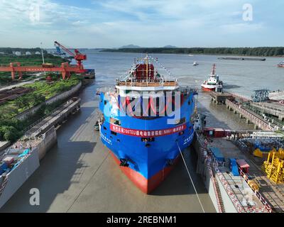 Ein Elektro-Containerschiff mit einer Kapazität von 700 TEUs wird am 26. Juli 2023 in Yangzhou City in der ostchinesischen Provinz Jiangsu gestartet. Stockfoto