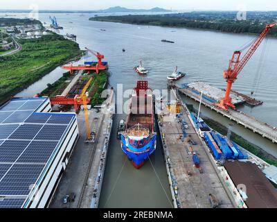 Ein Elektro-Containerschiff mit einer Kapazität von 700 TEUs wird am 26. Juli 2023 in Yangzhou City in der ostchinesischen Provinz Jiangsu gestartet. Stockfoto