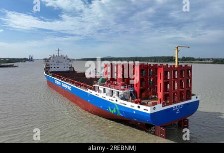 Ein Elektro-Containerschiff mit einer Kapazität von 700 TEUs wird am 26. Juli 2023 in Yangzhou City in der ostchinesischen Provinz Jiangsu gestartet. Stockfoto