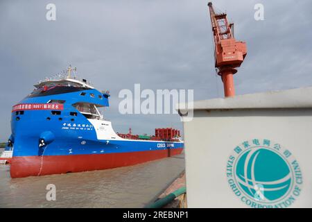 Ein Elektro-Containerschiff mit einer Kapazität von 700 TEUs wird am 26. Juli 2023 in Yangzhou City in der ostchinesischen Provinz Jiangsu gestartet. Stockfoto