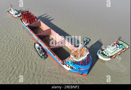 Ein Elektro-Containerschiff mit einer Kapazität von 700 TEUs wird am 26. Juli 2023 in Yangzhou City in der ostchinesischen Provinz Jiangsu gestartet. Stockfoto