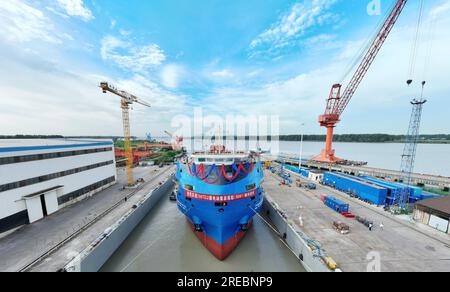 Ein Elektro-Containerschiff mit einer Kapazität von 700 TEUs wird am 26. Juli 2023 in Yangzhou City in der ostchinesischen Provinz Jiangsu gestartet. Stockfoto