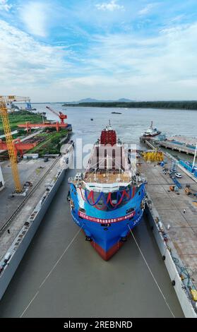 Ein Elektro-Containerschiff mit einer Kapazität von 700 TEUs wird am 26. Juli 2023 in Yangzhou City in der ostchinesischen Provinz Jiangsu gestartet. Stockfoto