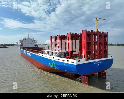 Ein Elektro-Containerschiff mit einer Kapazität von 700 TEUs wird am 26. Juli 2023 in Yangzhou City in der ostchinesischen Provinz Jiangsu gestartet. Stockfoto