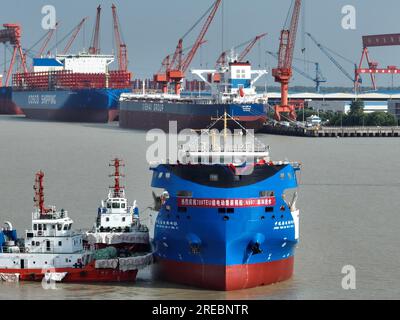 Ein Elektro-Containerschiff mit einer Kapazität von 700 TEUs wird am 26. Juli 2023 in Yangzhou City in der ostchinesischen Provinz Jiangsu gestartet. Stockfoto