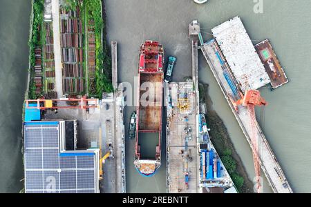 Ein Elektro-Containerschiff mit einer Kapazität von 700 TEUs wird am 26. Juli 2023 in Yangzhou City in der ostchinesischen Provinz Jiangsu gestartet. Stockfoto