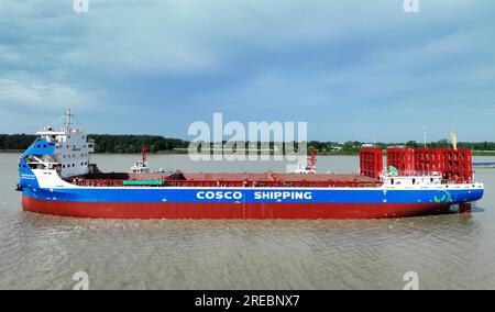 Ein Elektro-Containerschiff mit einer Kapazität von 700 TEUs wird am 26. Juli 2023 in Yangzhou City in der ostchinesischen Provinz Jiangsu gestartet. Stockfoto
