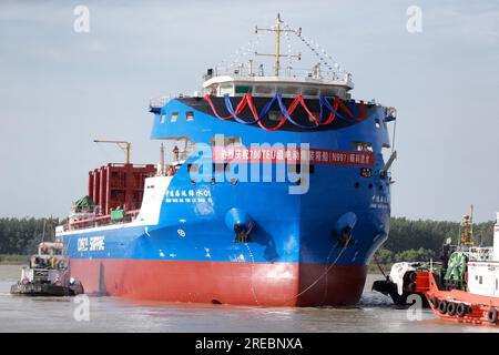 Ein Elektro-Containerschiff mit einer Kapazität von 700 TEUs wird am 26. Juli 2023 in Yangzhou City in der ostchinesischen Provinz Jiangsu gestartet. Stockfoto
