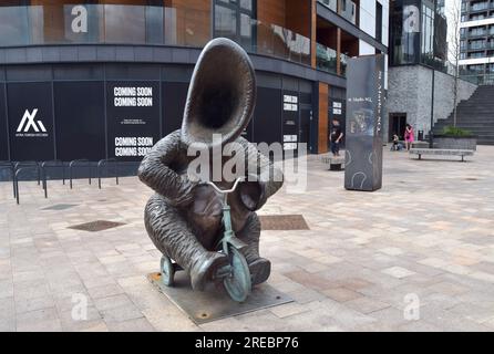 Die südLondoner Stadt Bromley in Kent an einem Sommertag. Das Bild zeigt eine bizarre Skulptur eines Elefanten, der auf einem Dreirad reitet, das zu sein scheint Stockfoto