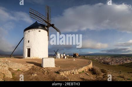 molinos de Consuegra con el castillo de la Muela al fondo, cerro Calderico, Consuegra, Provincia de Toledo, Castilla-La Mancha, Spanien Stockfoto