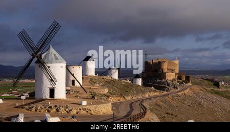 molinos de Consuegra con el castillo de la Muela al fondo, cerro Calderico, Consuegra, Provincia de Toledo, Castilla-La Mancha, Spanien Stockfoto